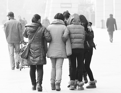 ��Ů����ҳ��߻����Ѹ�ĸ�ڻ�վ�����ס��ͼ��