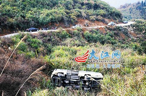 ����Ƽ����50���˰೵����ɽ�ȴ��񱳳����ߣ�ͼ��