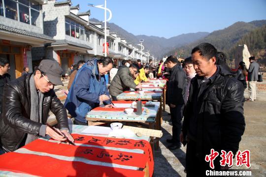 �߷�ƶ��ɽ������̩����Դ�壺����վ����������Ǯ��