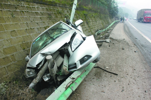 ���׻��������γ���ʻ�Ҽݳ��и�����δ�ˣ�ͼ��