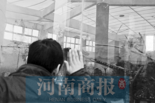 ��è������Ů��ȥʱ��������ǰҼ����è�ݳ�����