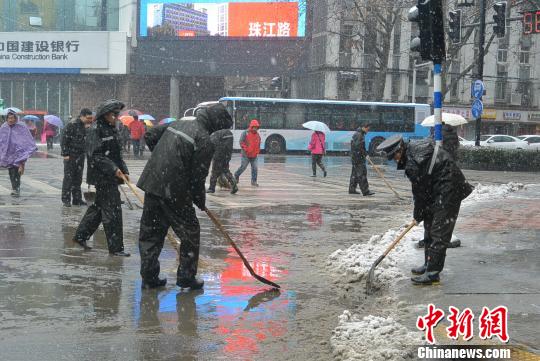 <a href=http://www.25b.com.cn target=blank>�Ͼ�</a>��ѩ����ǡ������������賿����ȫ��ɨѩ