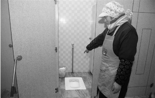 20��Ů��ѩҹ�ڹ��޵���ǰ���Ѻ��ӣ�ͼ��