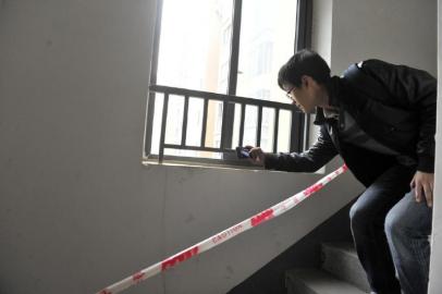 4����ͯ�ڼ��˾۲�ʱ��������15¥����׹¥������ͼ��