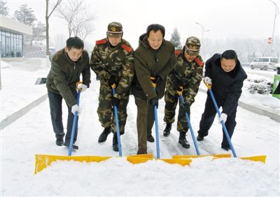 ������������ί��ǡ�������ϯ�Ͻ�ɨѩ��ͼ��