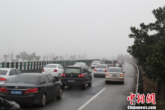 �������־��۰ĸ��ٹ㶫�عض�ҹ�䳵�����ࣨͼ��