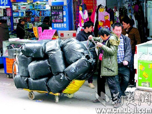 ����80��פ�����ݡ��Ա��塱��׬30��ͼ��