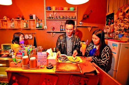 ��ѧ�����ϻ��ˡ�У���⿪���ȵꡰ����ഫ��