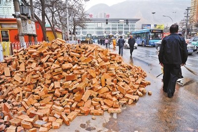 ���ݻ�վǰ��שͷ��ء����̻�������Ǩ���£�ͼ��