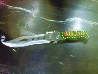 ���ӱƻ鲻�ɻӵ�����Ů�ѱ�����������ᵶ��ͼ��