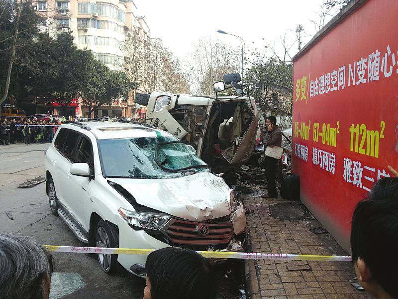 �Ĵ��޳���ײ������ԽҰ��1��3�ˣ�ͼ��