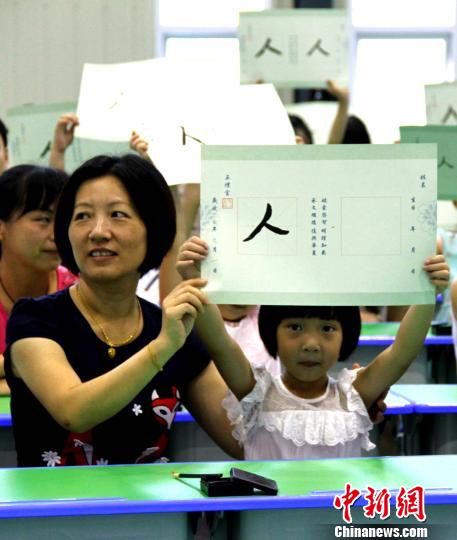 ���ݾٰ촫ͳ�������񡱽�У԰�