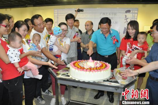 ������У��ʦ����Я���ް컭չ