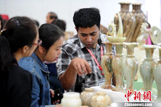 �Ϻ���֯������Ʒչ������������˿·���鳱