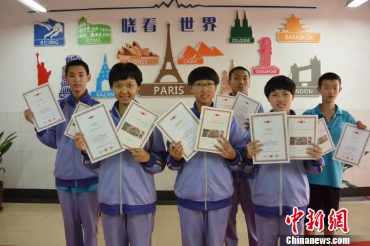 ʯ��ׯѧ���ڵ�������պ��������黭����չ�л�