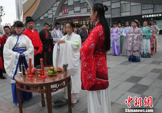 ����Ů�����������¸��˴�ͳ�����ƹ㺺���Ļ�