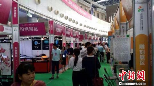 ���ڳ��ݸ�����ɫ�Ļ�չ�� ��� ��