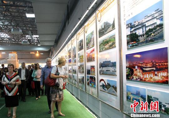 ���ݽ���2500�������ϵ��չ����չ�۹Ž񿴷�չ