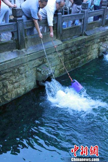 �ڻ�ȪȪȺ�����ӹŽ�Ĥε��¿�