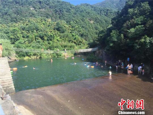 ͼΪ������˫�ִ�Ĥ���ˮ��ɽ ������ ��