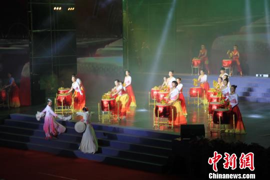 ���Ľ��г������ῪĻʽ�ϣ����еĤΡ�Ѽ�̽�֮ҹ�������ݳ� ���� ��