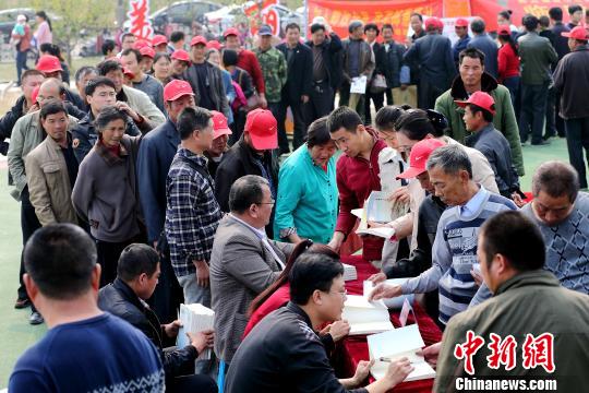 10��15�գ������ɽ������Դ�족ƻ���Ļ��ڿ�Ļ��ͬʱ���еĤΡ��ҵĤμҡ�������������Դ�С�����ǩ����ֳ������˳��ӡ���Ǯ�� ��