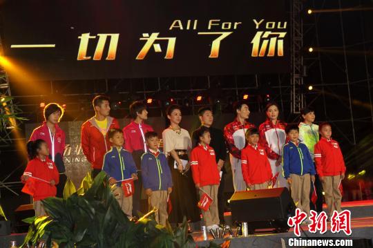 ͼΪ�����½�����԰��԰���ڶ���˹ھ�������ھ�Я���������ͯ��Ҽ�ϳ������޼��� ��