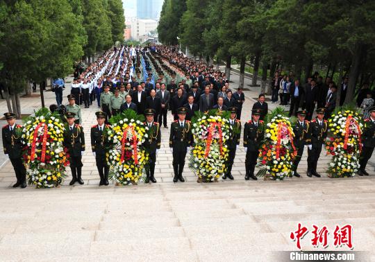 ȫ���ڶ�����ʿ�����պӱ��е�ǧ���˲μӹ�����ʽ