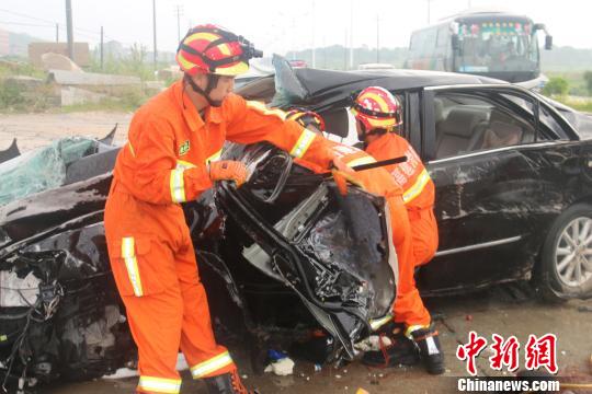 ��ѧ;��С��ײ����ʯ˾������4��Ůѧ������