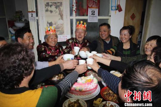 �й��߾�ũ��ְ������ͬ����ϲ����ӡ֤�½���ɣ�ޱ�