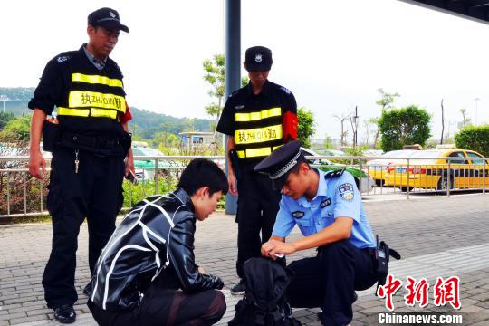 ͼΪ���ڻ���վ�Խ���վ��ԱЯ���Ĥο�����Ʒ�����ֳ��̲顣���Ź��� ��