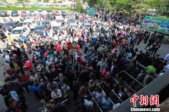 ���������͢���ʾ�ɽ���ʳ��ฮ����ƽ����ڼ䣬���Ӵ������ο�53.06���ˣ�ʵ����Ʊ����3654.94��Ԫ�������г��𱬣�����ʮ�㡣������ ��