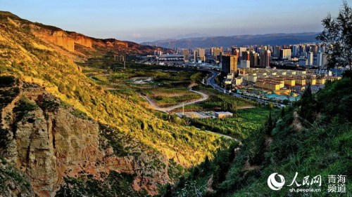 59��13�գ�������ɽ�ﾰ���ϱ���ɽ������������ֱ���������߰�ʮ�����Ҽֱ��ʯ��¶������ƶ񤡢ֲ��ϡ�١�ͨ��25��Ĥι��̽��裬�������ϱ���ɽ�γ�ɭ��20.93��Ķ����ɽɭ�ָ�������7.2%��ߵ�75%������������ס�˿�ÿ�˿ɷ����ϱ���ɽɭ������Ӳ���8ƽ������ߵ�112ƽ���ף������ʮ�౶����������ɳ����������١�ˮ����ʧ�õ����ơ����������������Ը��ơ�